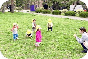 近隣の公園や児童館にお散歩に行き、季節を感じる保育を行います。